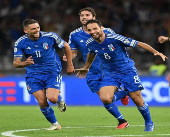 开云体育在线-意大利球队连续获得胜利晋级下一轮比赛