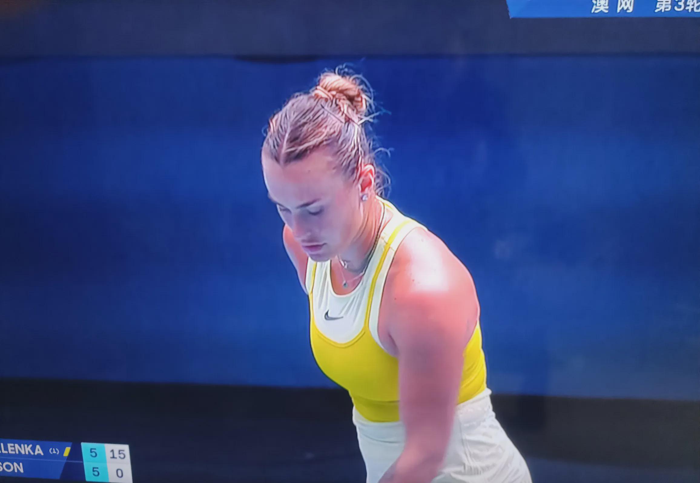 场上紧张激烈,选手全神贯注争分夺秒 场上紧张激烈,选手全神贯注争分夺秒