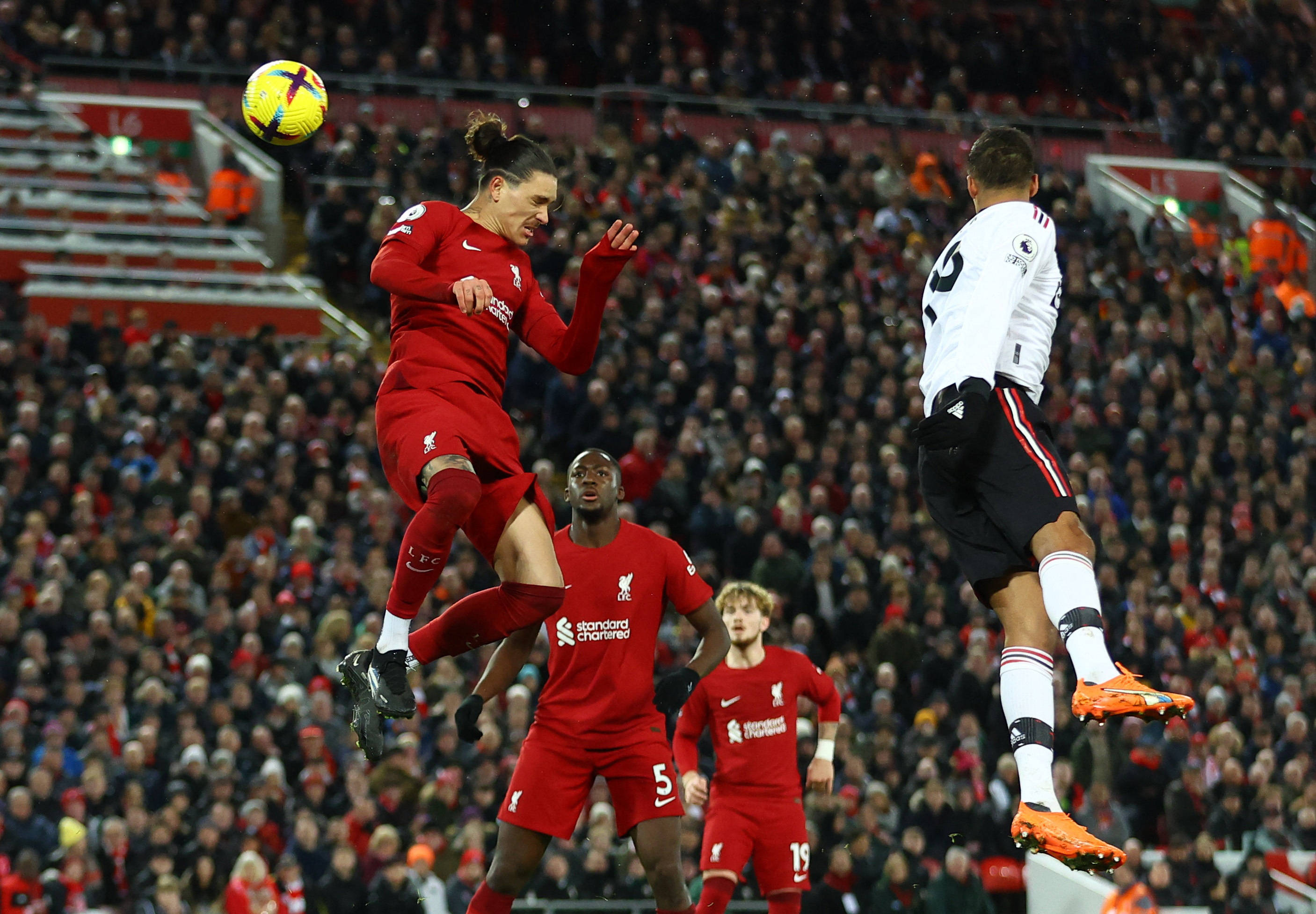 开云体育入口-曼联客场大胜，利物浦传奇续写新篇章