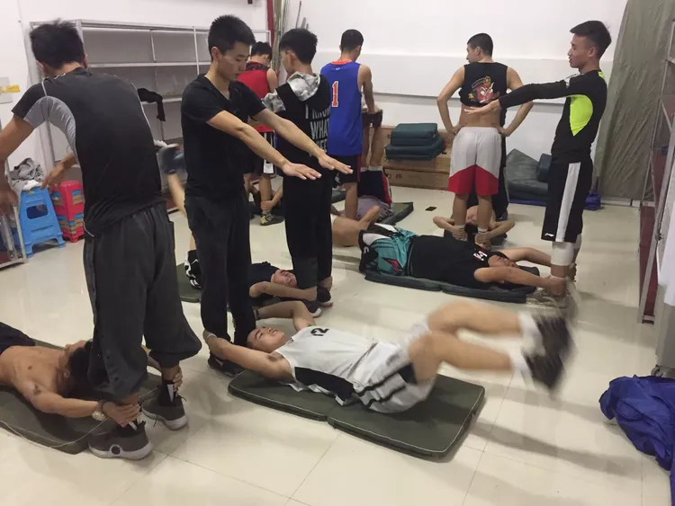 重庆男篮惨败,全队训练备战 重庆男篮惨败,全队训练备战