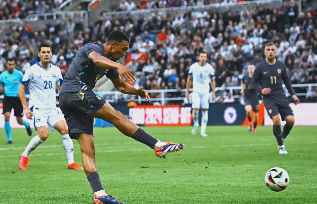 英格兰险胜巴黎,戈麦斯关键制胜的简单介绍 英格兰险胜巴黎,戈麦斯关键制胜的简单介绍