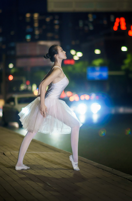 开云体育在线-格列兹曼爆发，拜仁冲垮亚特兰大，现代足球的双重奏与胜利方程式