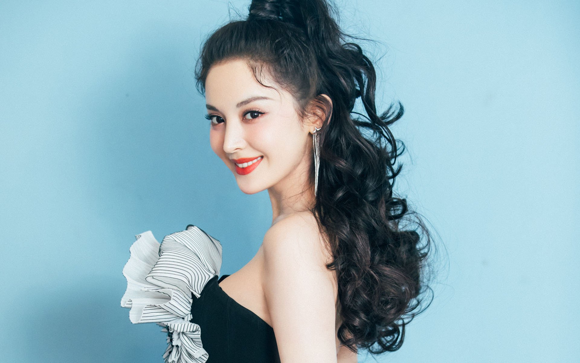 欧文44分天神下凡,尼克斯主场力克广东队,东决关键战上演个人英雄主义史诗